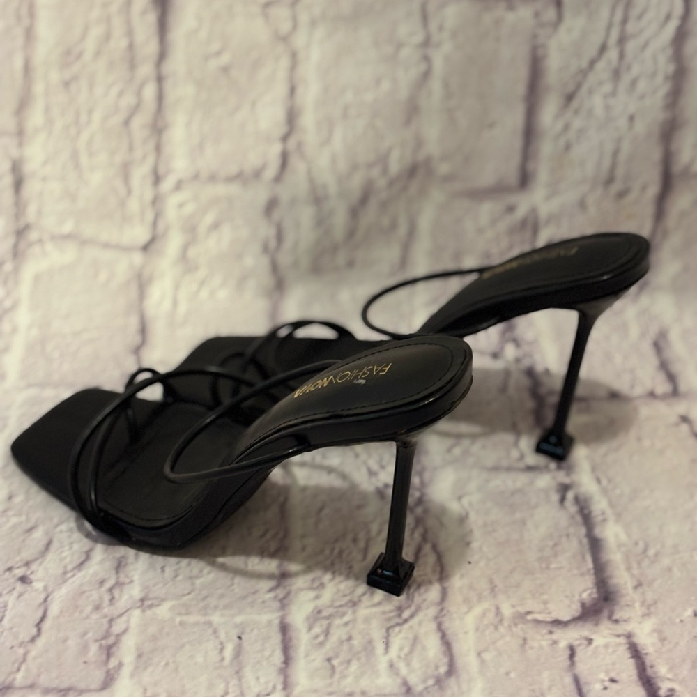 🔵”NWOT” Black Strappy Women's Sandals - Picture 2 of 11